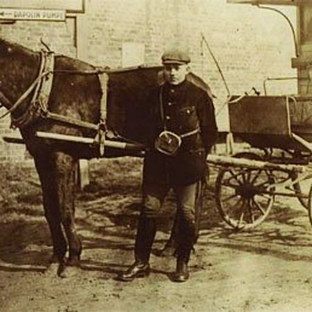 Kutsche vor Bäckerei